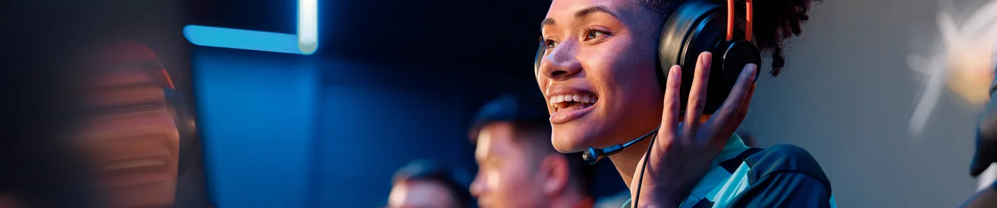 Mulher jogando online no computador.