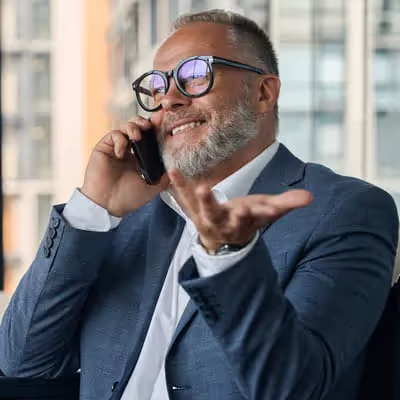 Com autoridade e foco, o senhor empresário conduz uma ligação estratégica, destacando sua competência e compromisso nos assuntos de negócios.