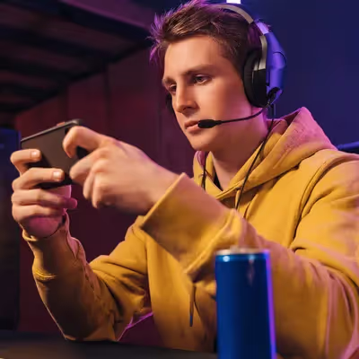 Com animação, um jovem rapaz explora as vantagens da nova tecnologia 5G para garantir uma conexão robusta com a internet, proporcionando-lhe uma experiência tranquila e sem interrupções enquanto joga em seu celular.