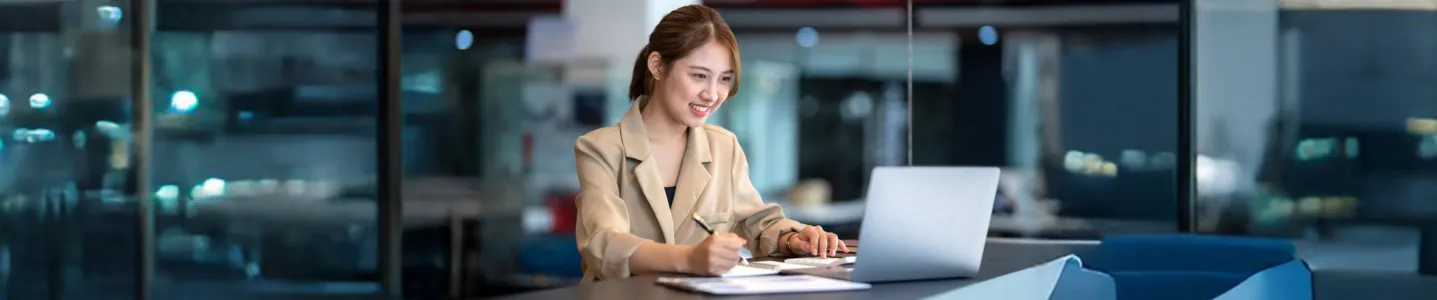 Funcionária usando Telegram Web e fazendo anotações.