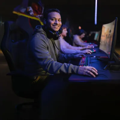 Jovem jogando no PC usando Wi-Fi 6.