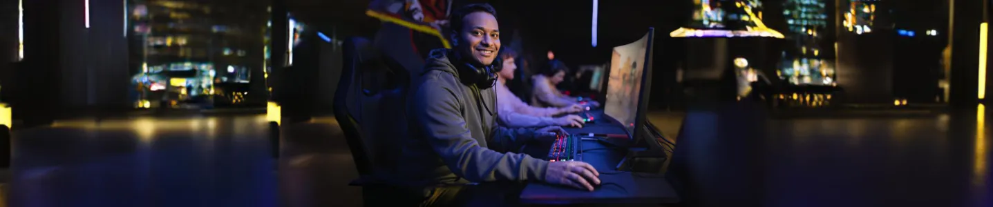 Jovem jogando no computador com Wi-Fi 6.