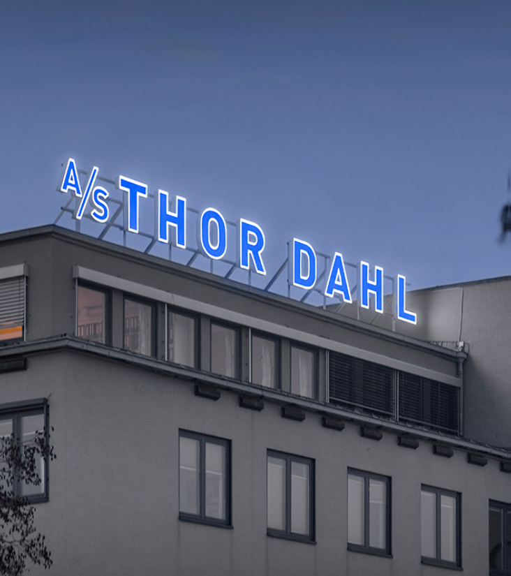 Bildet viser et LED-fasadeskilt for THOR DAHL AS.