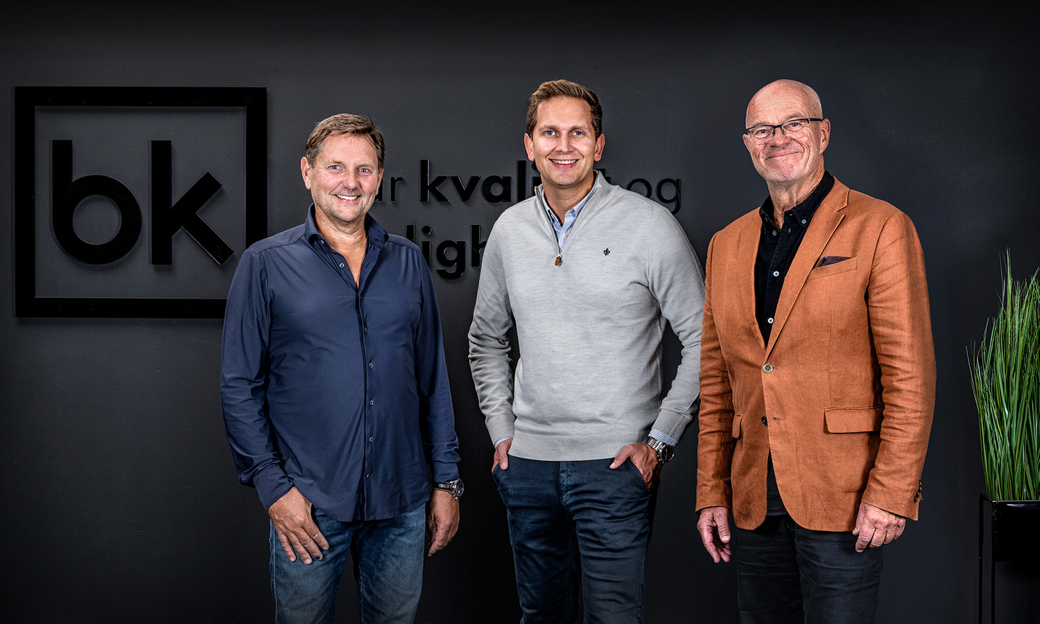 SAMLER KREFTER I NYTT KONSERN: Majoritetsaksjonær og Daglig leder i BK Industrier AS, Ingar Jansen (t.v), konsernsjef i BK Gruppen, Anders Årstein Hansen og styreleder Dag Brekke (t.h) gleder seg til et offensivt BK fremover. Foto: Fogra Reklamefoto