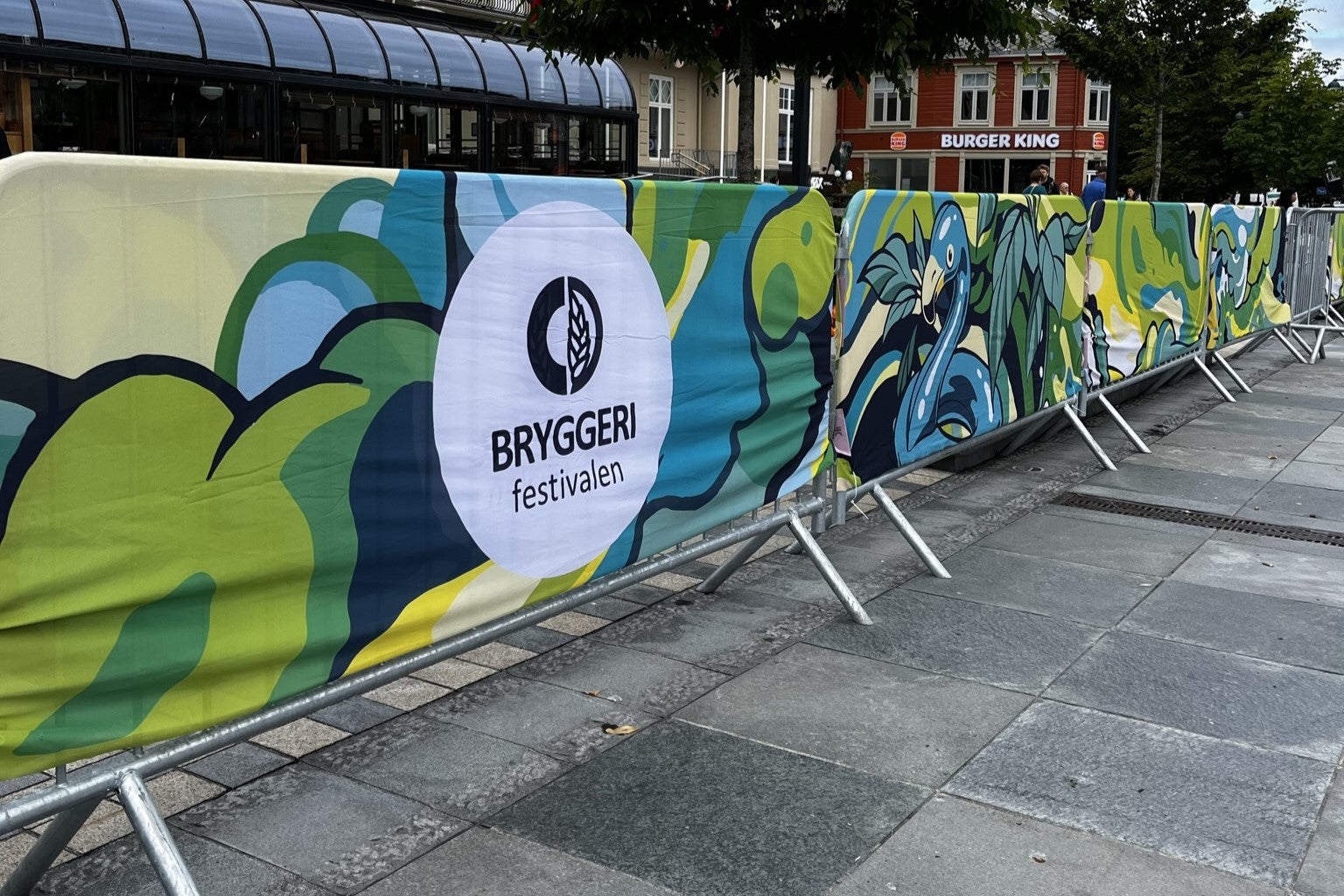 Reklameseil montert på stillas over byggeprosjekt