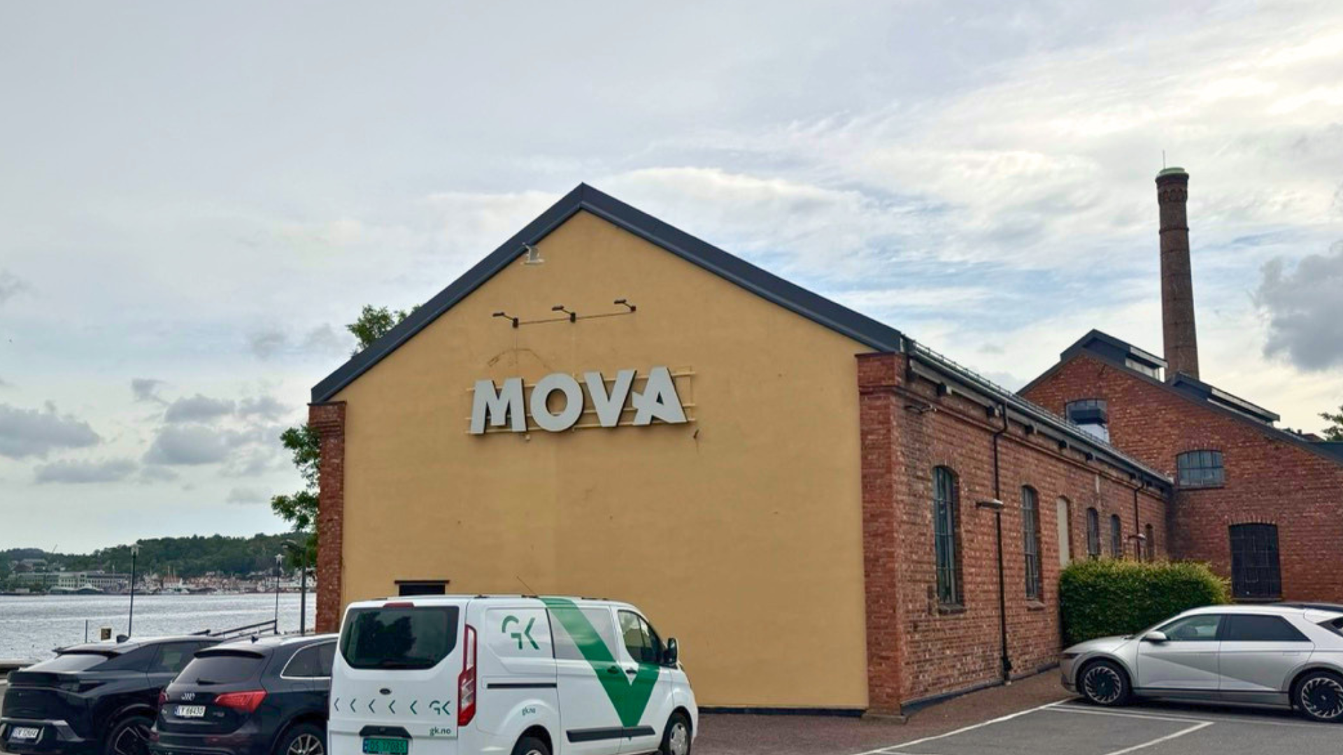 Fasadeskilt i MOVA-profil på treningssenteret på Framnæs i Sandefjord