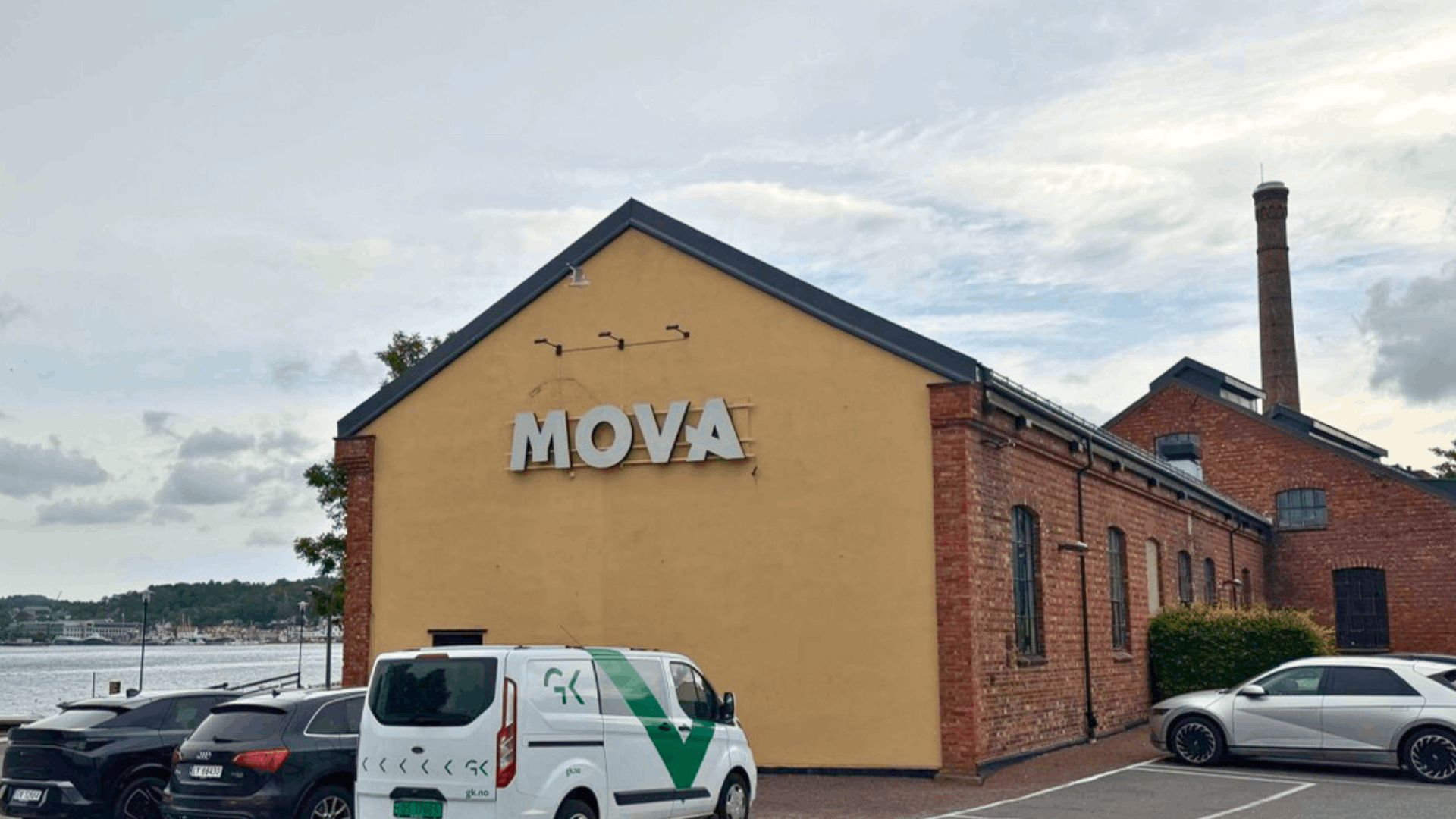 Fasadeskilt i MOVA-profil på treningssenteret på Framnæs i Sandefjord