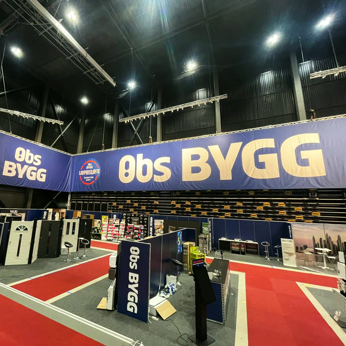 Obs Bygg sin stand på Boligmessen i Trondheim Spektrum, med store bannere langs tribunene og vegger med Obs Bygg-profil