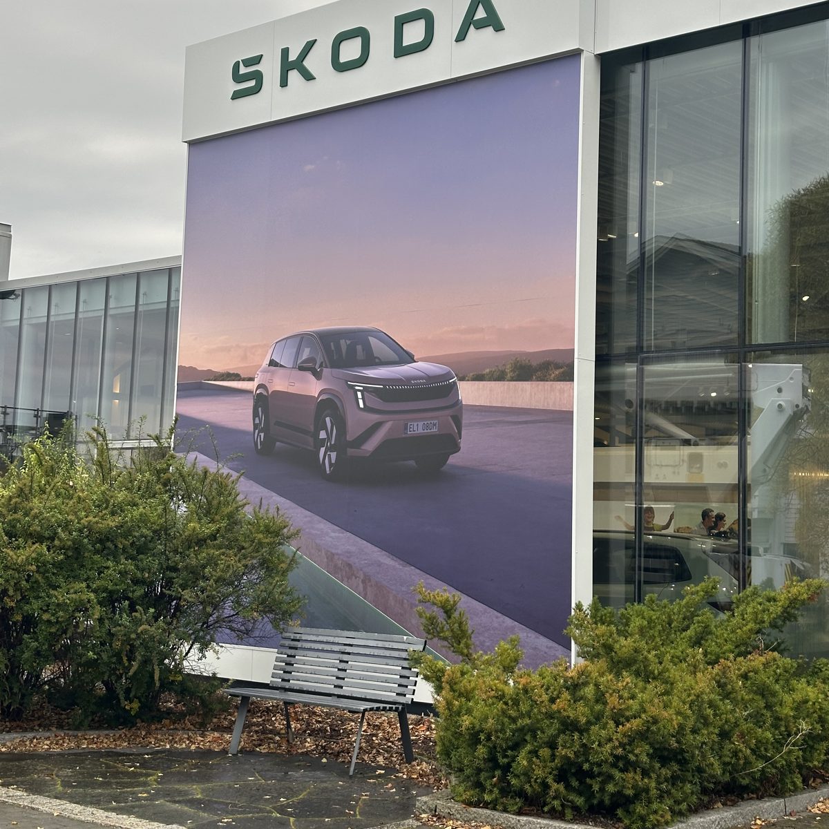 Foliert Communication wall med elbil fra Skoda på fasaden til Skoda-forhandleren i Verdal