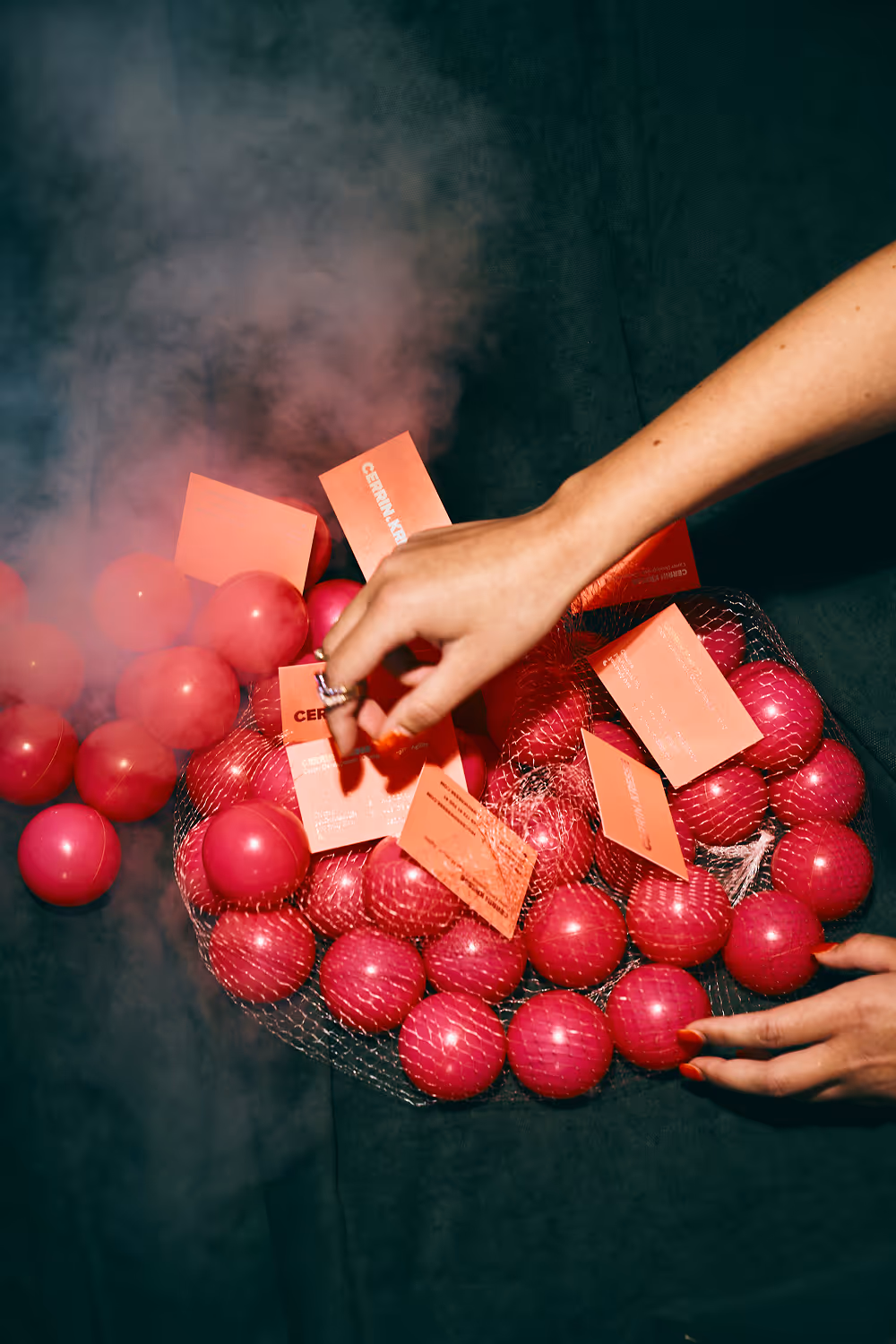 Visitenkarten Design für Cerrin Kresse, kreativ auf Bällen platziert und von einer Hand gehalten.