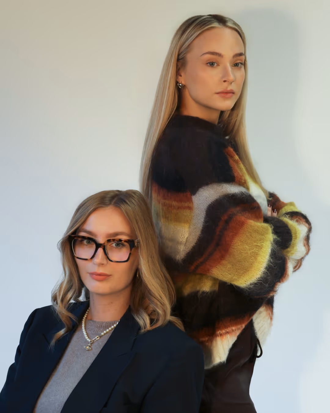 Alexa und Giulia von Gold und Kind gemeinsam Rücken an Rücken