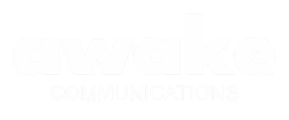 Logo kompanije Awake Communications sa belim tekstom na providnoj pozadini.