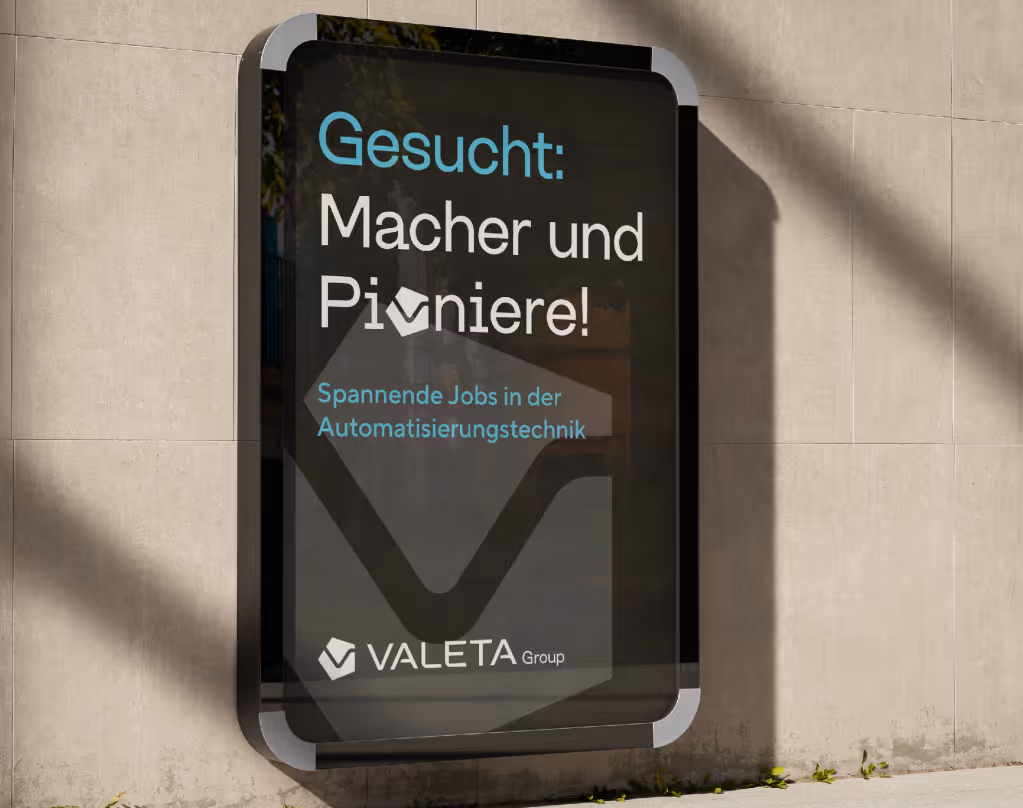 Recruiting-Werbetafel an Gebäude, auf dem steht: Gesucht: Macher und Pioniere! Spannende Jobs in der Automatisierungstechnik.