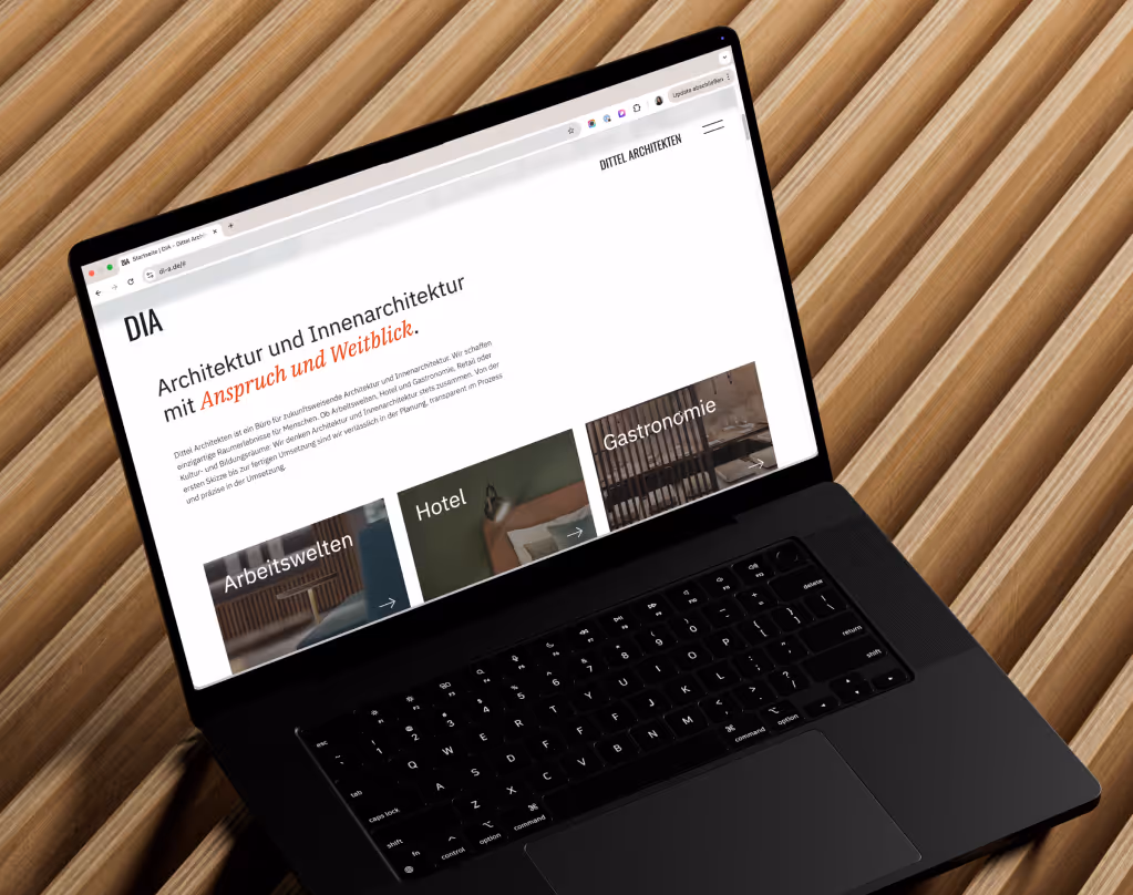 Laptop zeigt Website von Dittel Architekten mit den Bereichen Arbeitswelten, Hotel und Gastronomie.