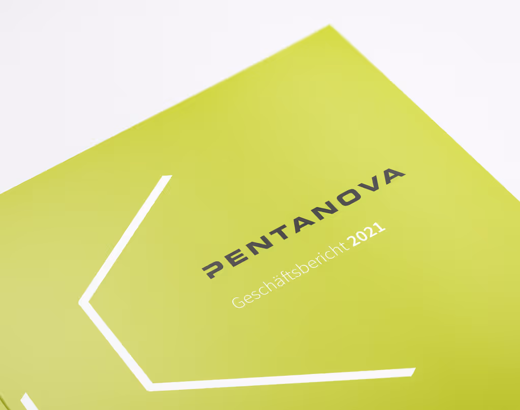 Grünes Deckblatt des Geschäftsberichts der PENTANOVA für das Jahr 2021.