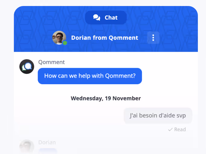Chat interface showing a conversation with Qomment asking 'How can we help with Qomment?' and a user message in French saying 'J'ai besoin d'aide svp' with a read receipt.