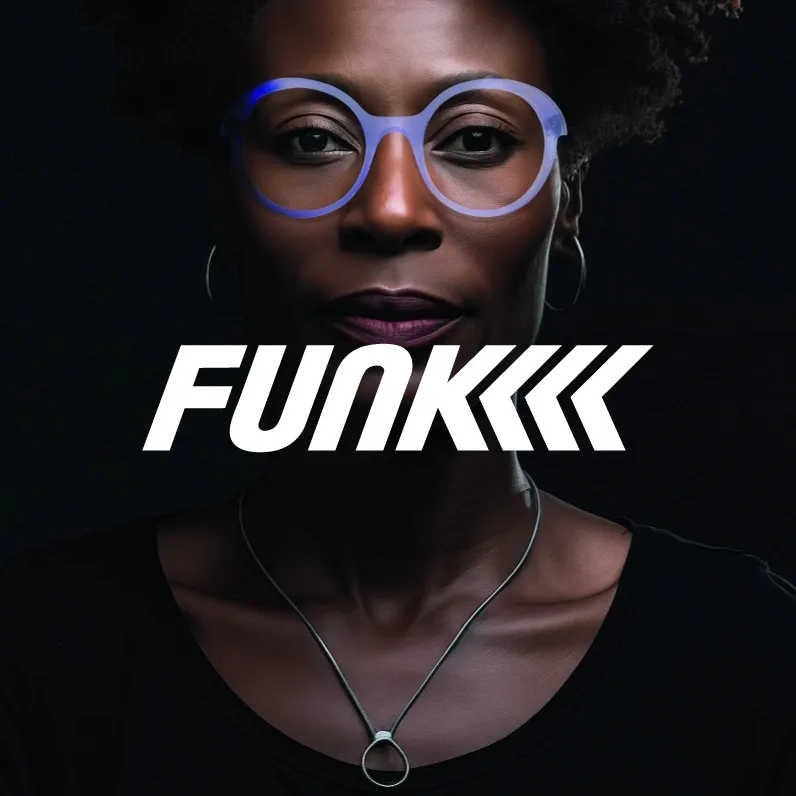 Markenbild Funk. Portrait einer Frau mit blauen Brillengestellen, silbernen Ohrringen und silberner Halskette vor schwarzem Hintergrund, mit dem Text ‚FUNKKK‘ in Weiß überlagert.