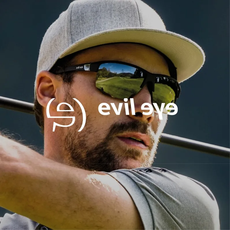 Markenbild evil eye. Nahaufnahme eines Mannes mit Baseballkappe und Sonnenbrille beim Golfschwung.