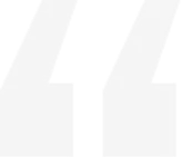 Guillemets doubles ouvrants en gris foncé sur fond blanc.