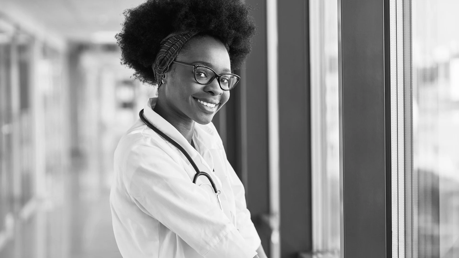 Healthcare professional in a clinical environment, representing Life Sciences and Healthcare legal services at SMA – Silva, Martins & Associados