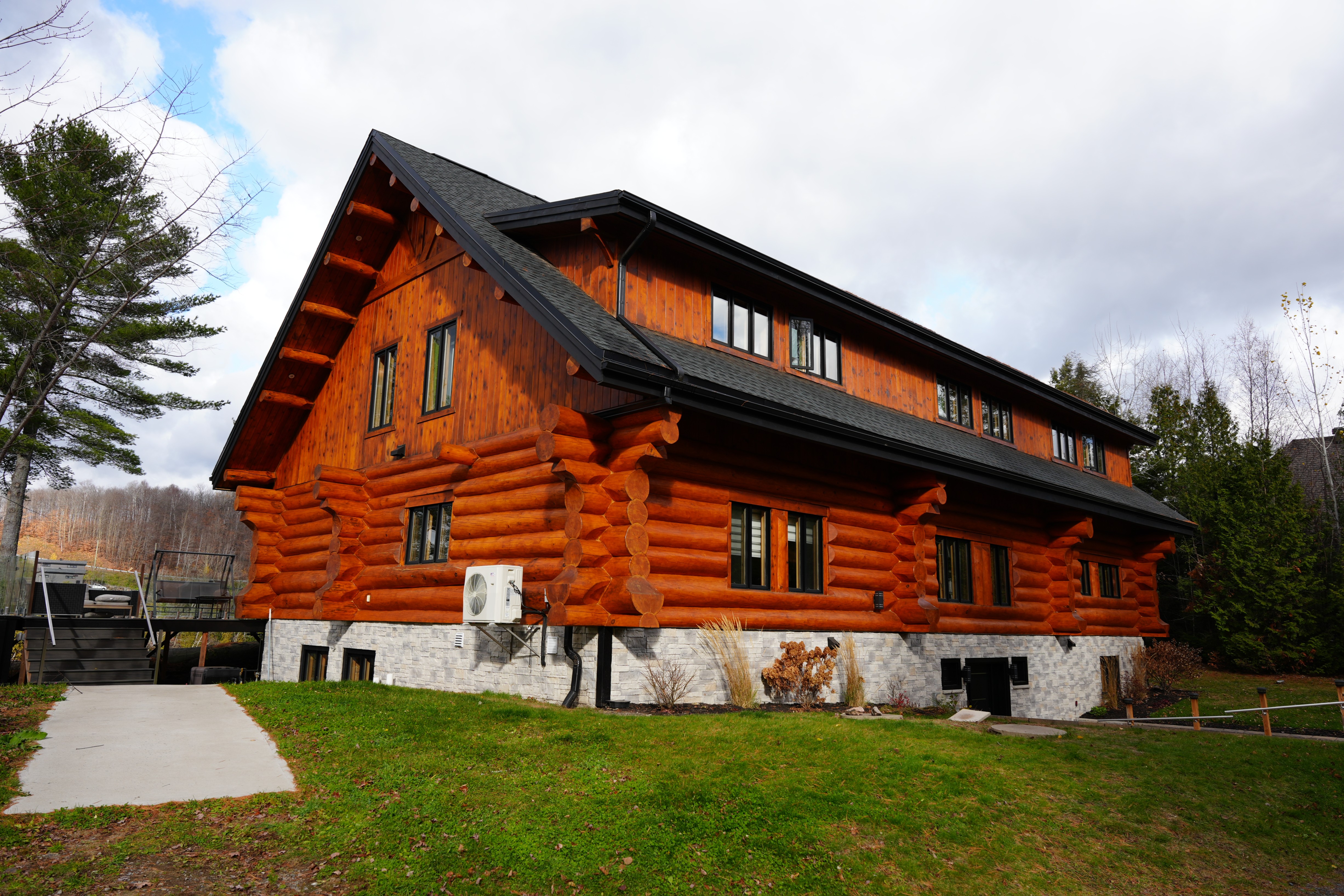 Chalet en bois rond du Domaine de la Pitoune après sablage et nouvelle teinte