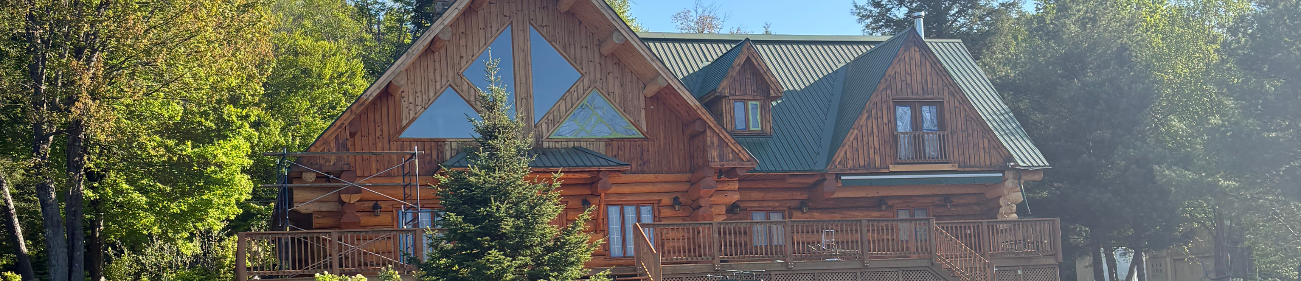 Restauration complète d’un chalet en bois rond à Saint-Alexis-des-Monts