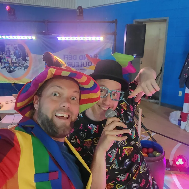 Les animateurs costumés du Grand Défi des couleurs