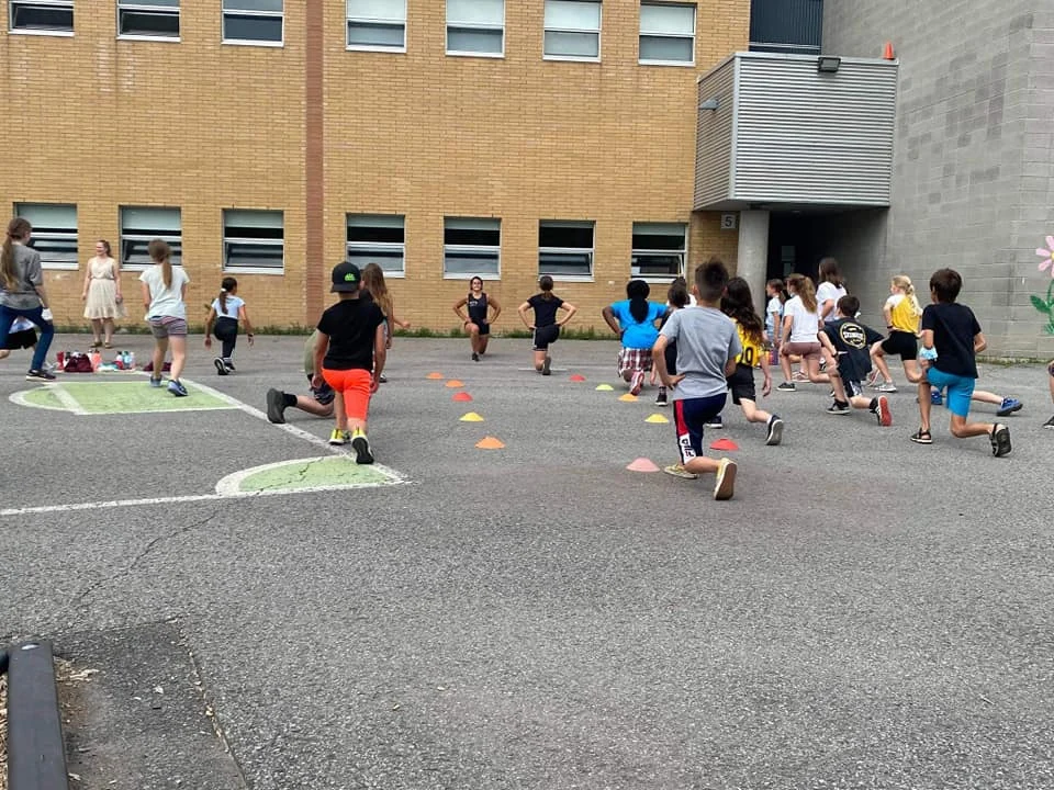 Des jeunes participent à une activité de groupe dans une cour d’école