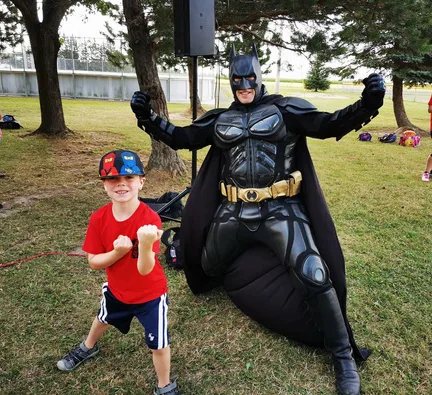 Batman avec un enfant lors d’une animation