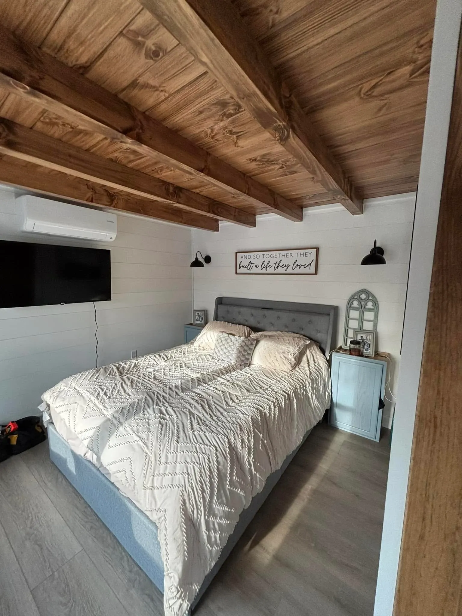 cedar ridge tiny home bedroom