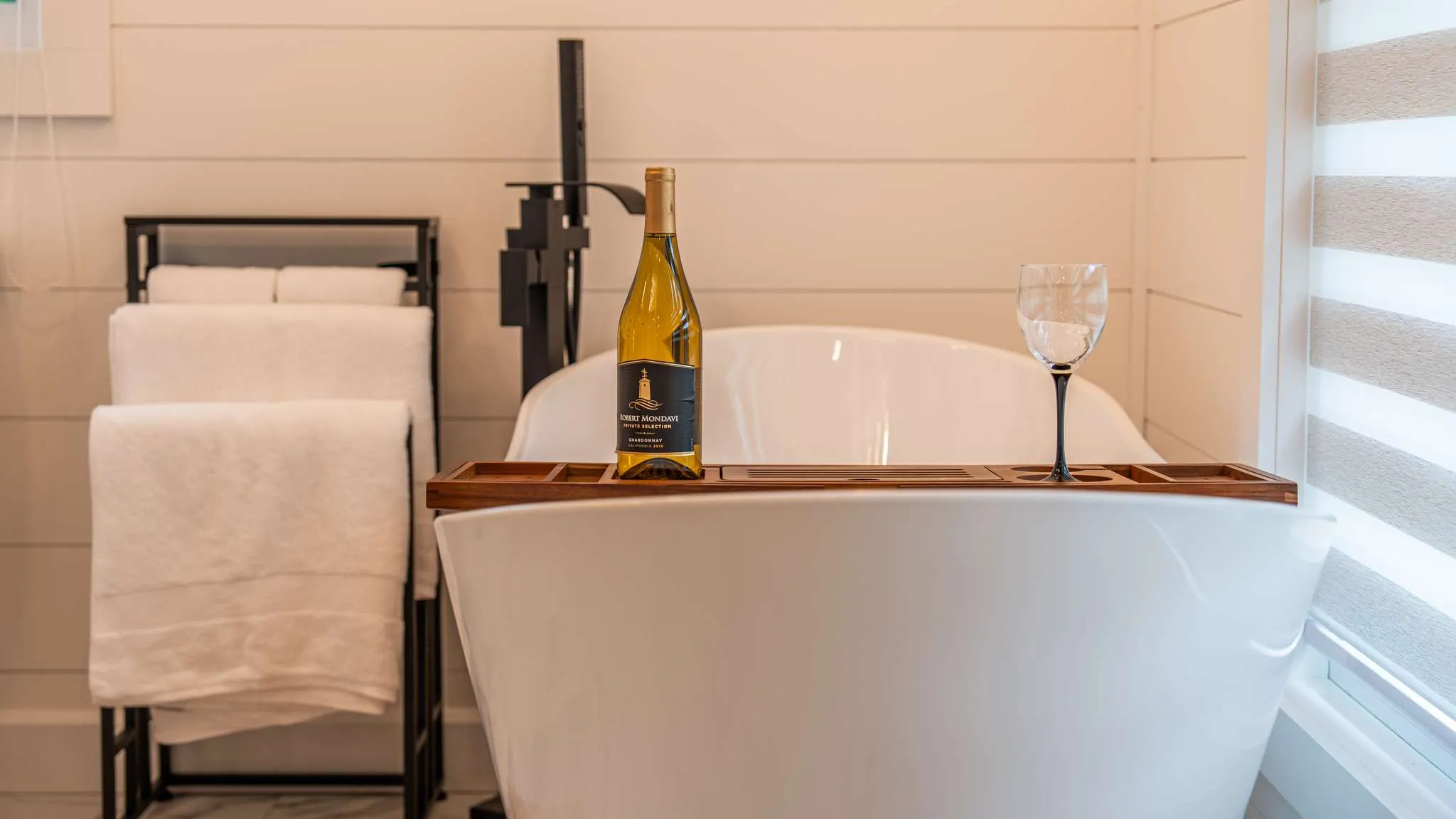 bathtub with towel rack