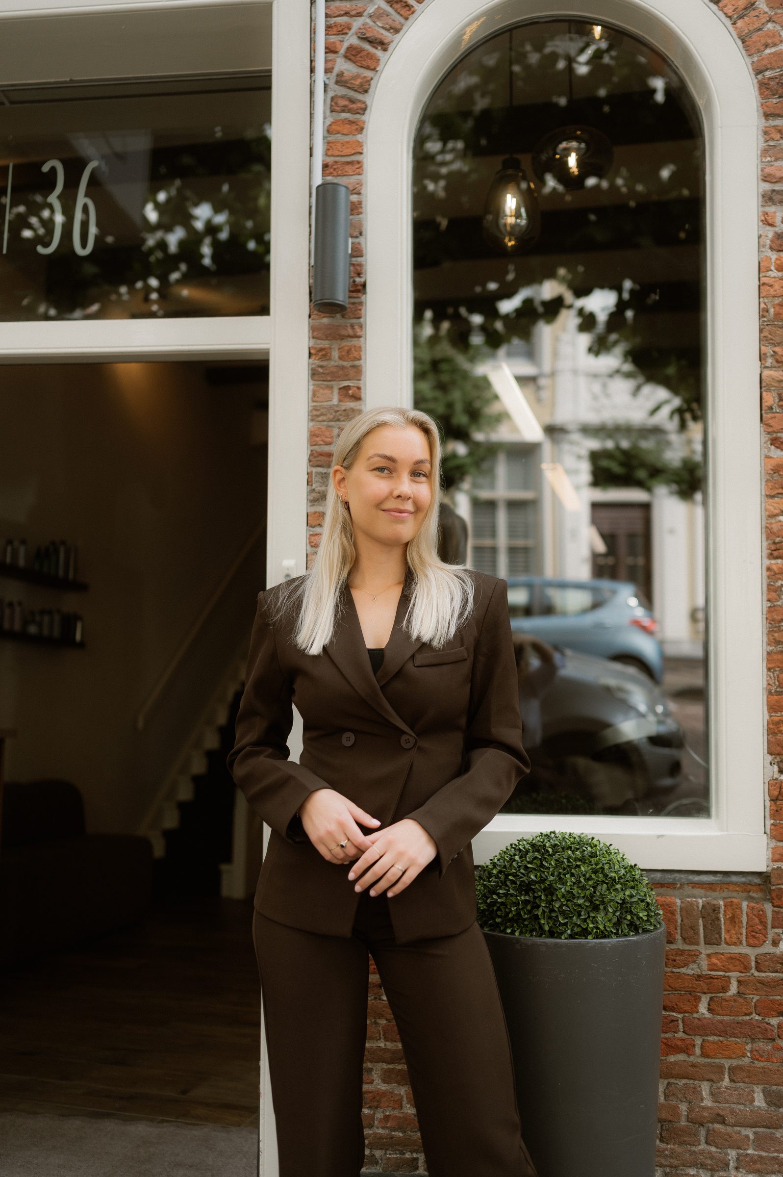 huidtherapeut voor de ingang van SKIINS Clinic in Hoorn