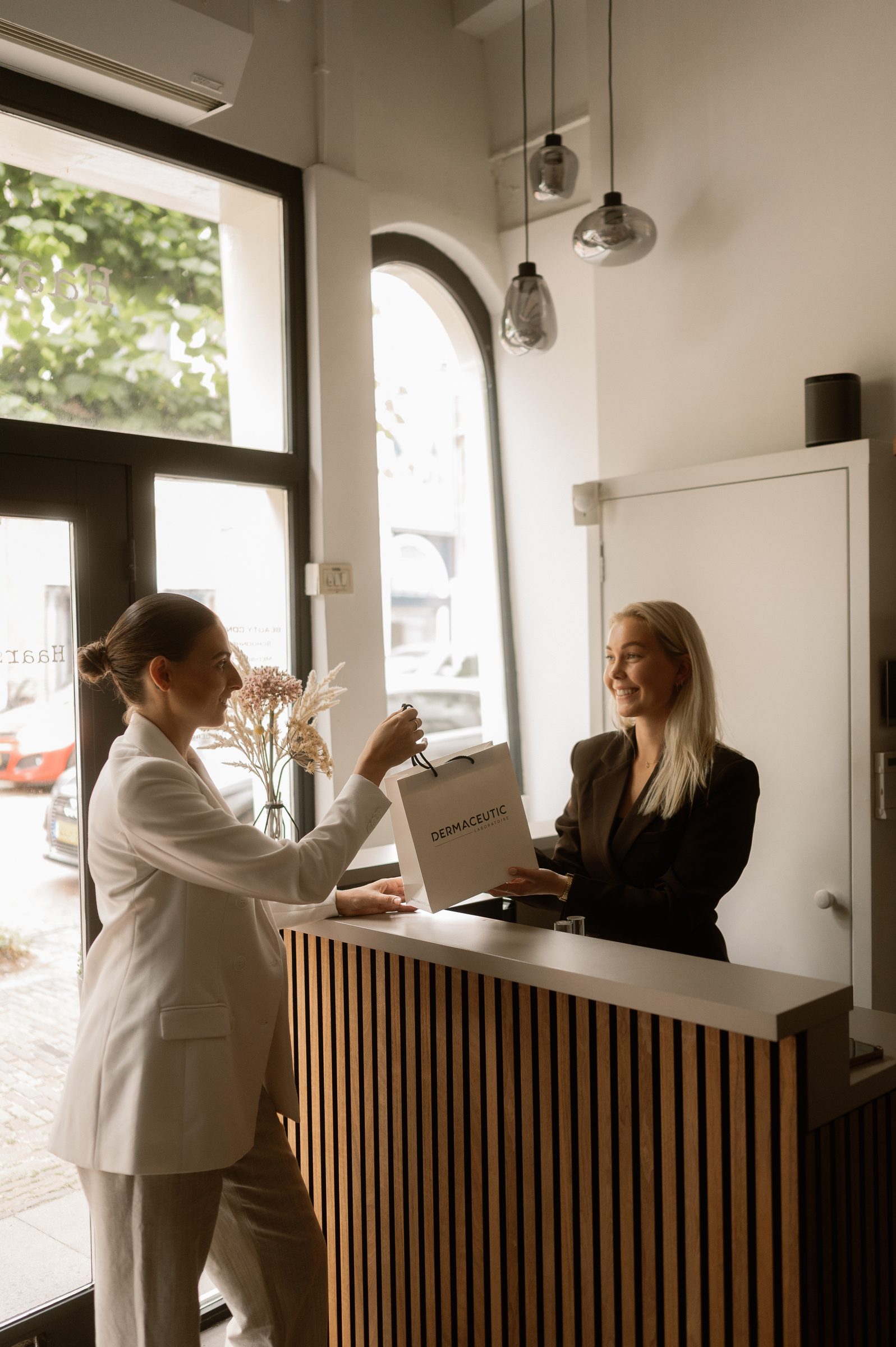 advies aan de balie van SKIINS Clinic in Hoorn
