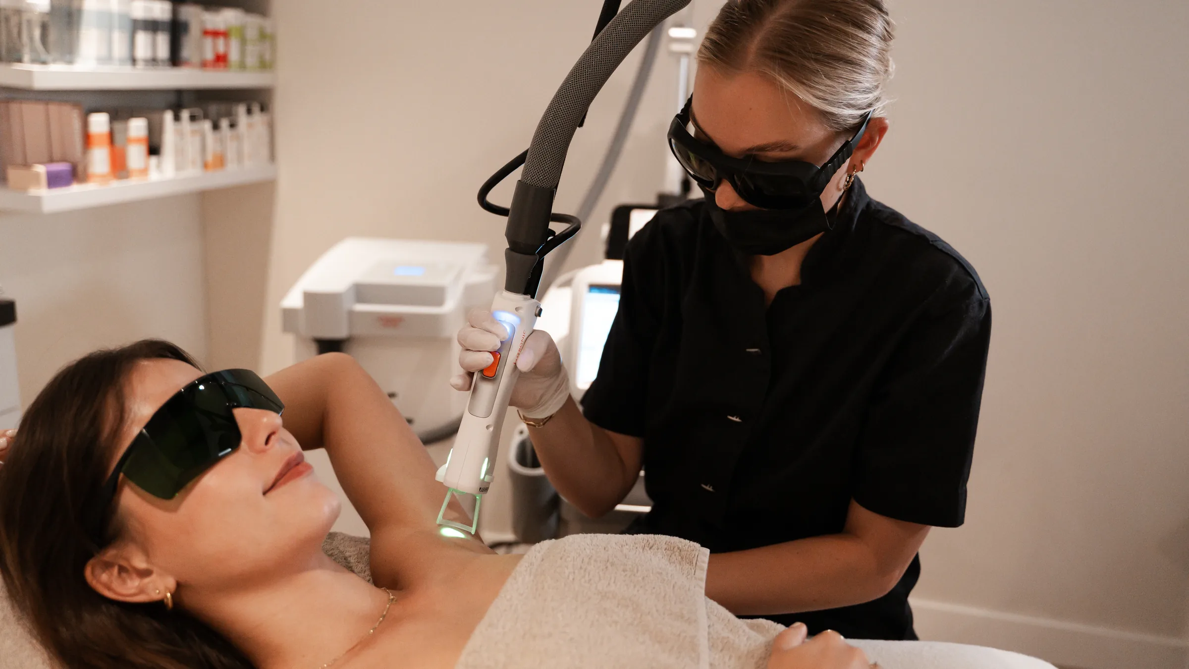 Huidtherapeut behandelt de oksels met de Clarity II laser bij SKIINS Clinic in Hoorn