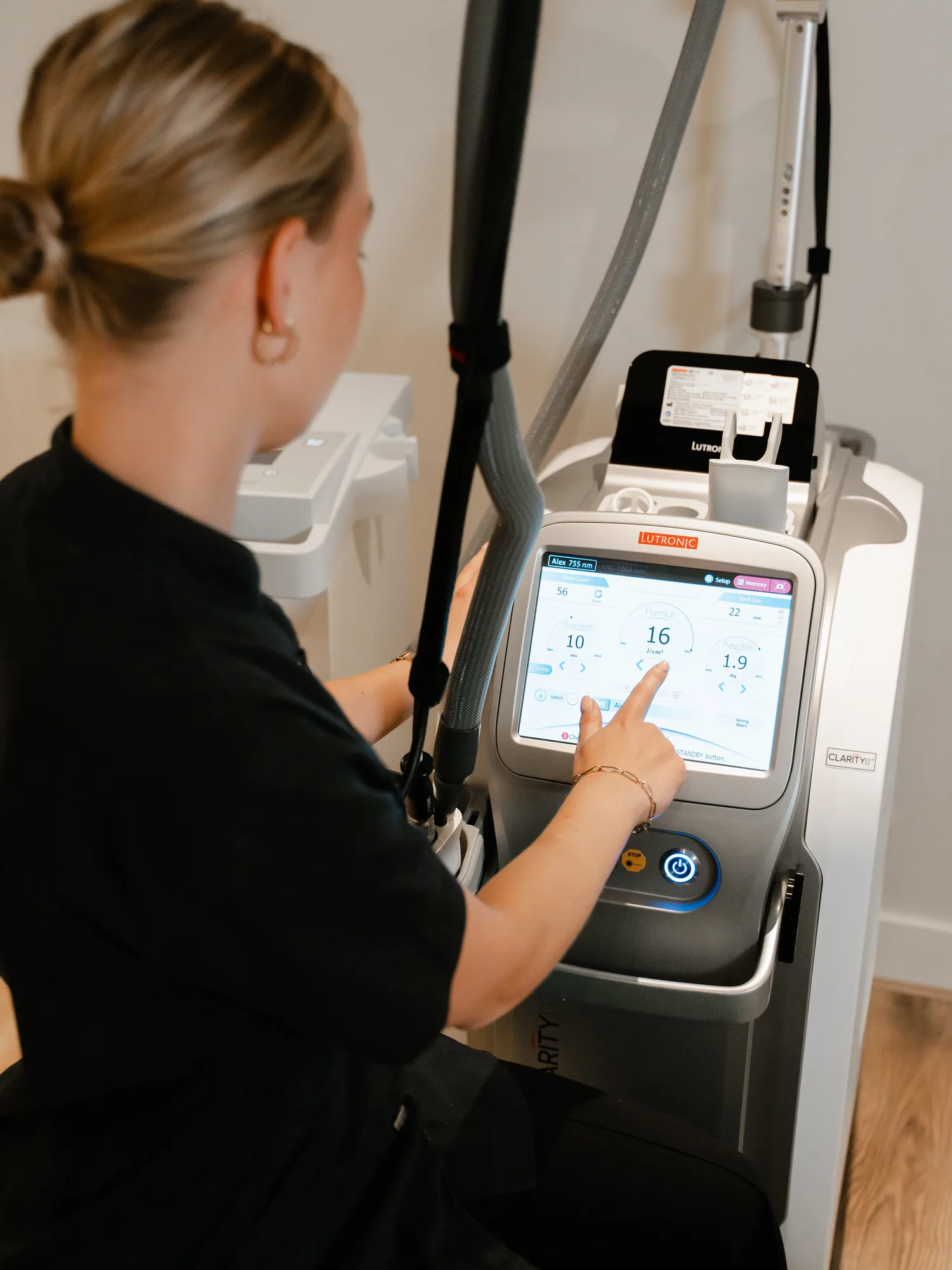 Huidtherapeut stelt de laser in voor een vaatlaserbehandeling