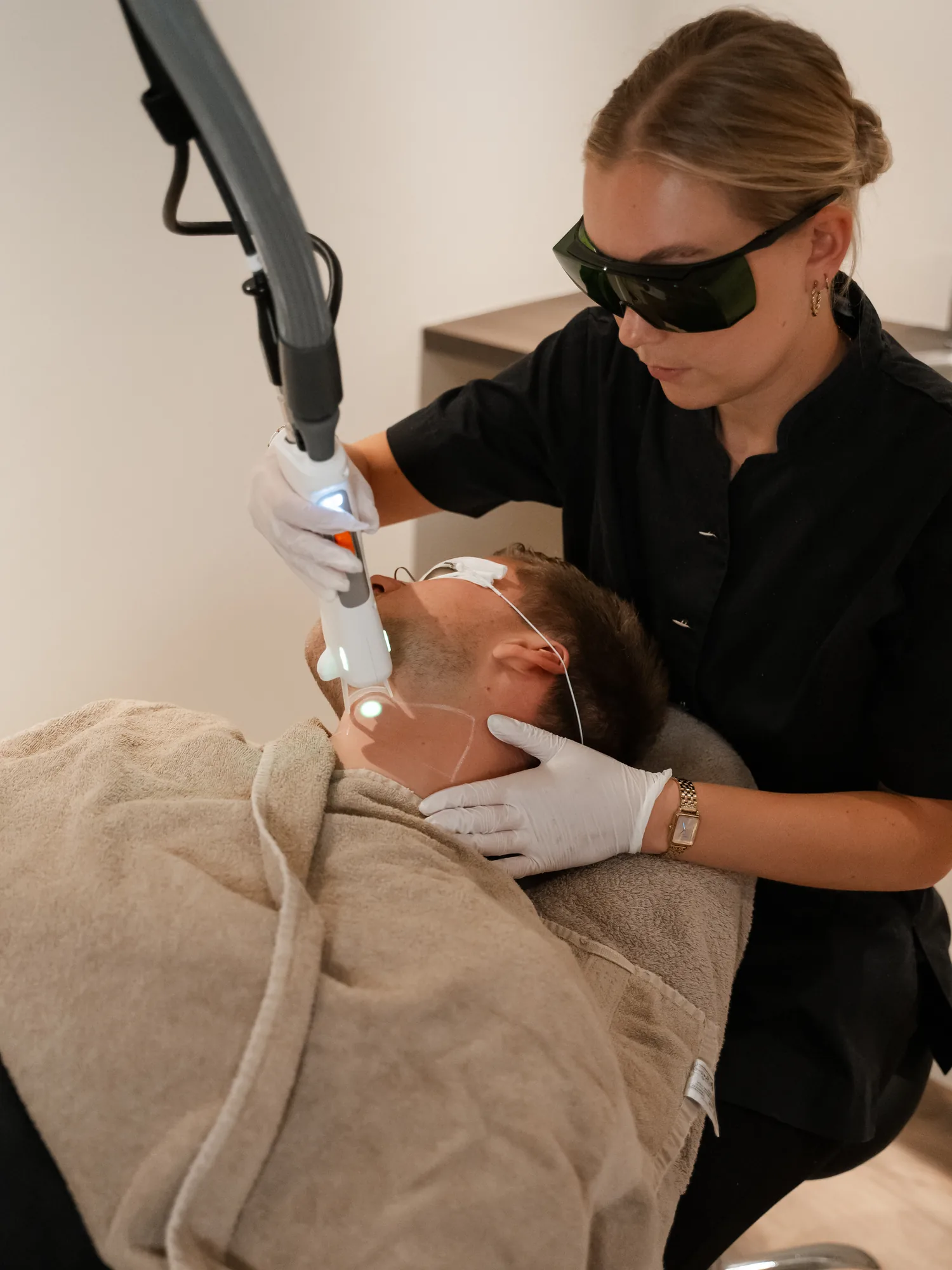 Huidtherapeut behandelt de baardlijn met de Clarity II laser