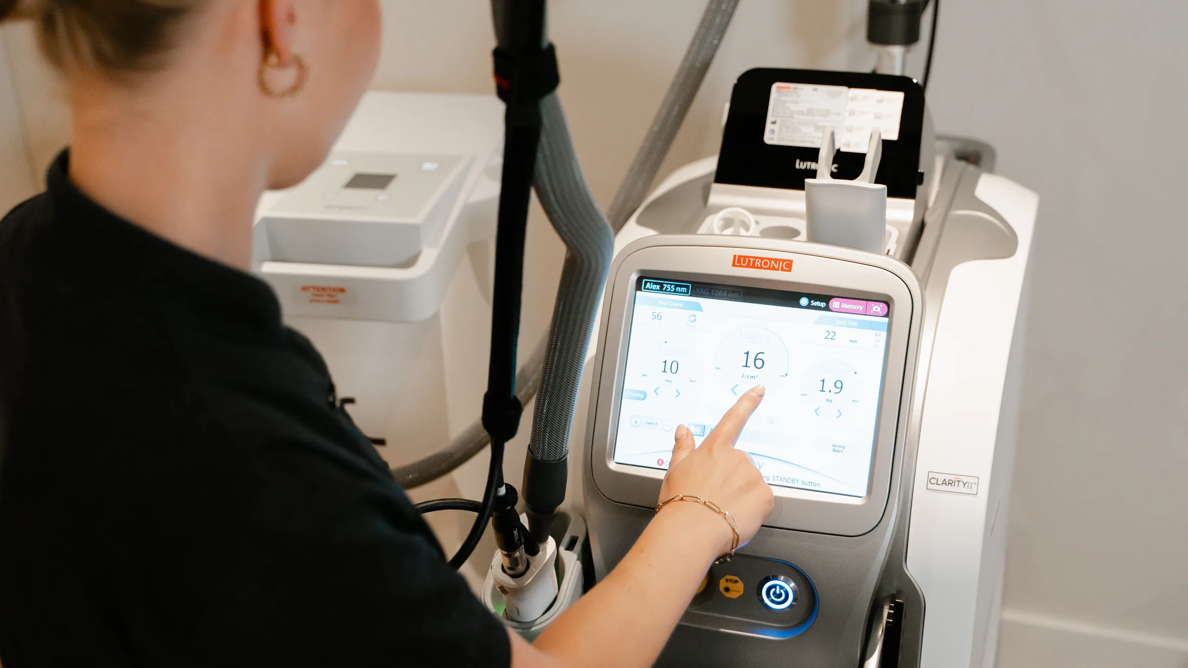 Huidtherapeut bedient de laser bij SKIINS Clinic in Hoorn