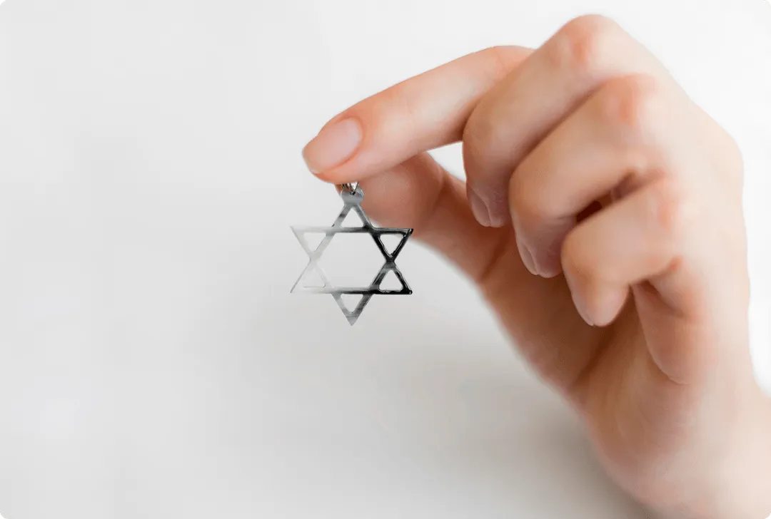 Hand holding a Jewish star