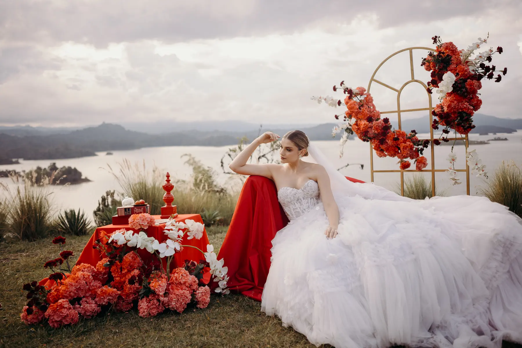 Destination wedding de lujo en Guatapé Colombia con vista al lago y decoración elegante personalizada