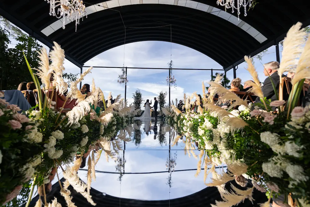 Destination wedding de lujo en paisaje colombiano con vista panorámica y organización internacional