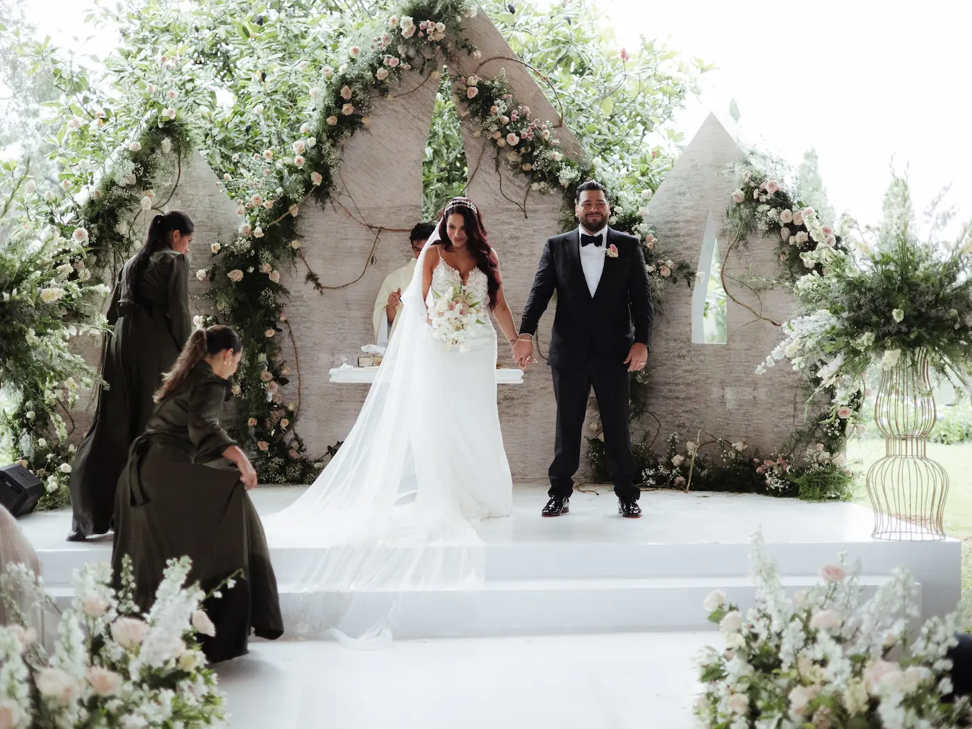 Boda de lujo en Medellín con decoración personalizada y montaje exclusivo al aire libre