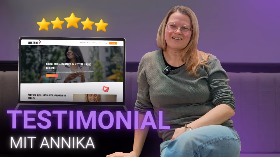 Frau sitzt auf einem Sofa neben einem Laptop, der eine Webseite für Social Media Manager Weiterbildung zeigt, mit fünf gelben Sternen darüber.