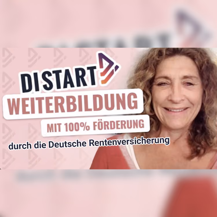 Lächelnde Frau mit lockigem Haar vor Hintergrund mit Text zu Distart Weiterbildung und 100% Förderung durch Deutsche Rentenversicherung.