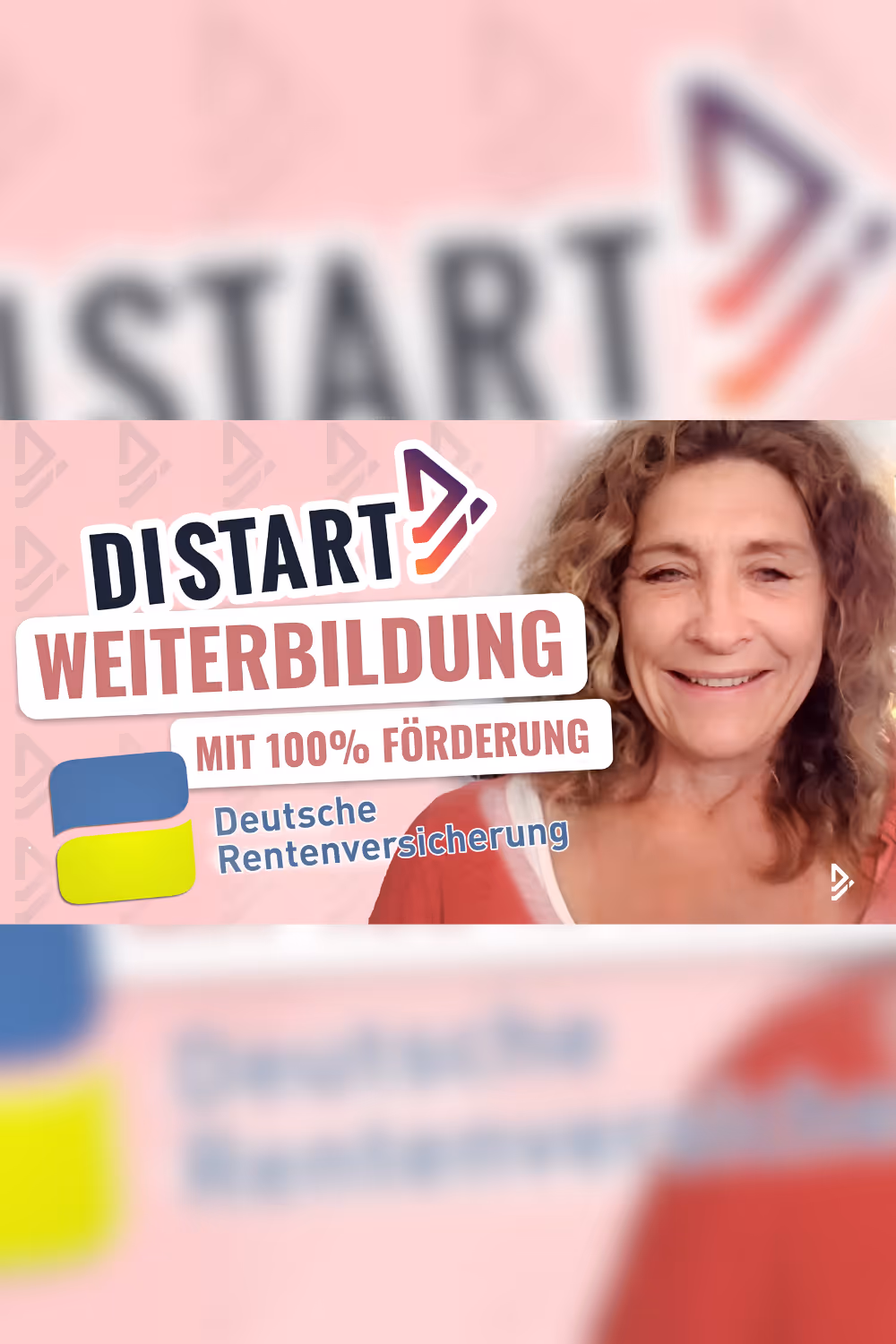 Lächelnde Frau mit lockigem Haar vor Hintergrund mit Text zu Distart Weiterbildung und 100% Förderung durch Deutsche Rentenversicherung.