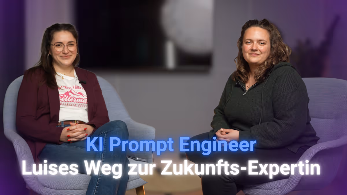Zwei Frauen sitzen in Sesseln vor einem verschwommenen Hintergrund mit dem Text ‚KI Prompt Engineer Luises Weg zur Zukunfts-Expertin‘.