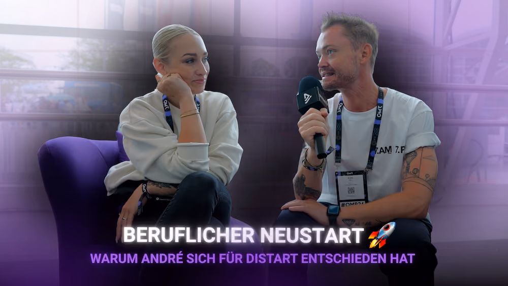 Zwei Personen im Gespräch, eine hält ein Mikrofon, Thema beruflicher Neustart.