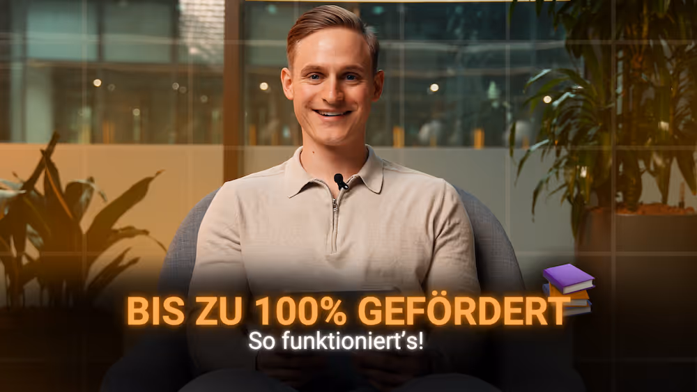 Junger Mann sitzt lächelnd in einem Sessel vor Glaswand mit Text: Bis zu 100% gefördert.