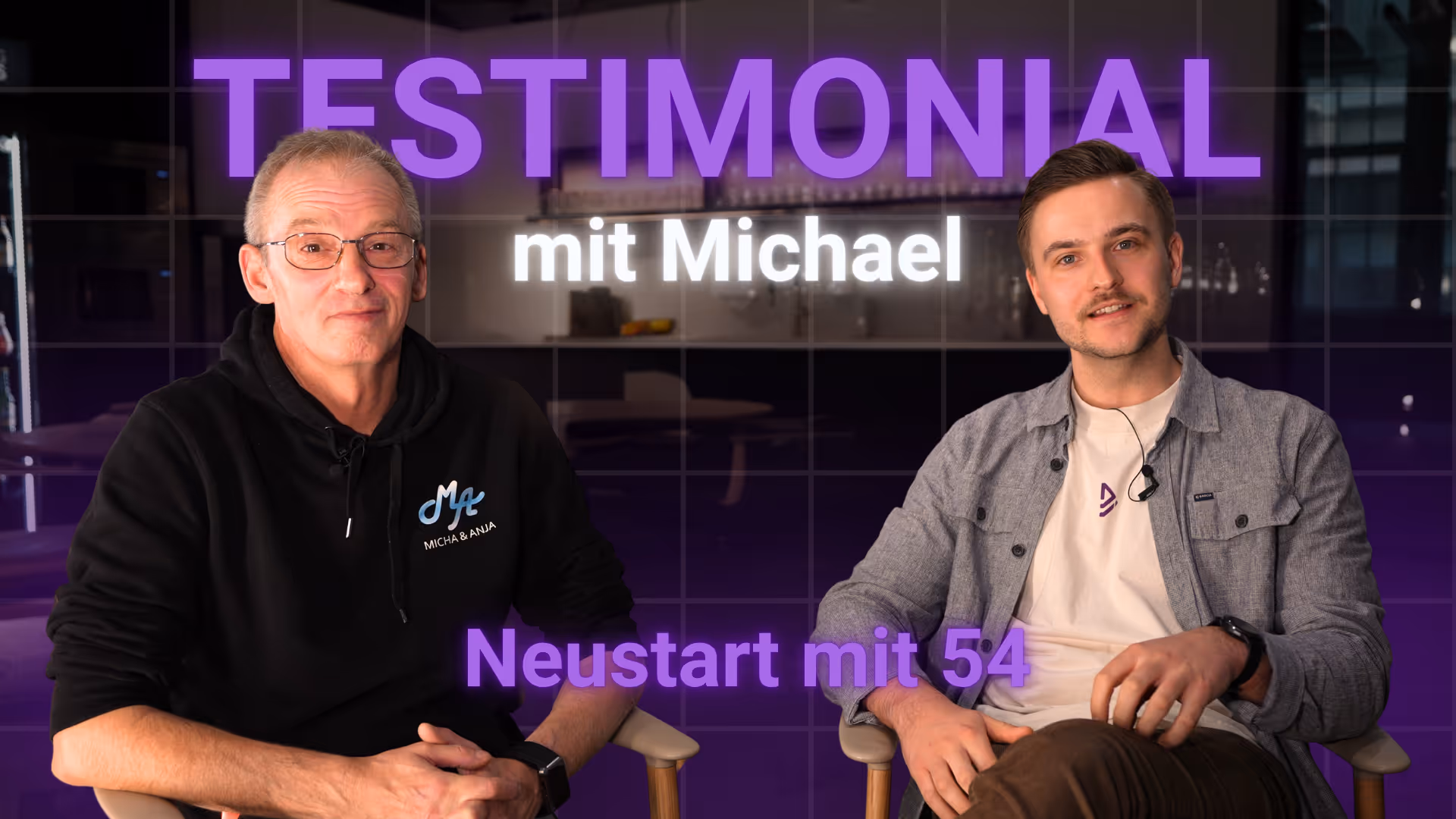 Zwei Männer sitzen nebeneinander, Text liest sich: Testimonial mit Michael, Neustart mit 54.
