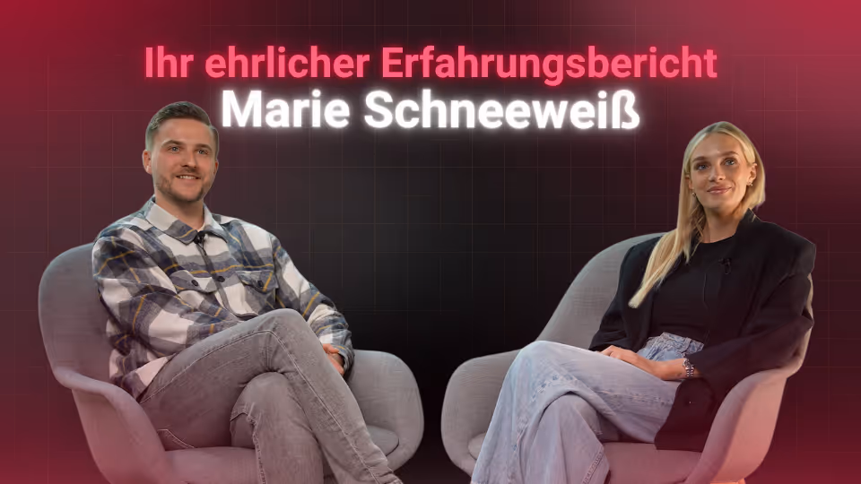 Zwei Personen, ein Mann und eine Frau, sitzen lächelnd auf Sesseln vor Schriftzug 'Ihr ehrlicher Erfahrungsbericht'.