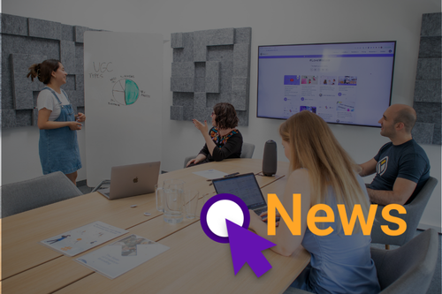 Stock Foto. Vier Menschen arbeiten in einem Konferenzraum. Rechts unten steht das wort "News" in gelb neben einem Cursor-Symbol.